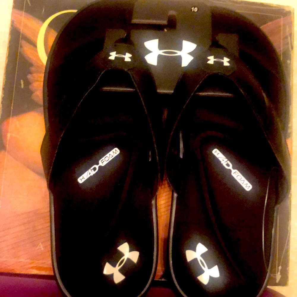 Men’s size 10 black Under Armour flip flops